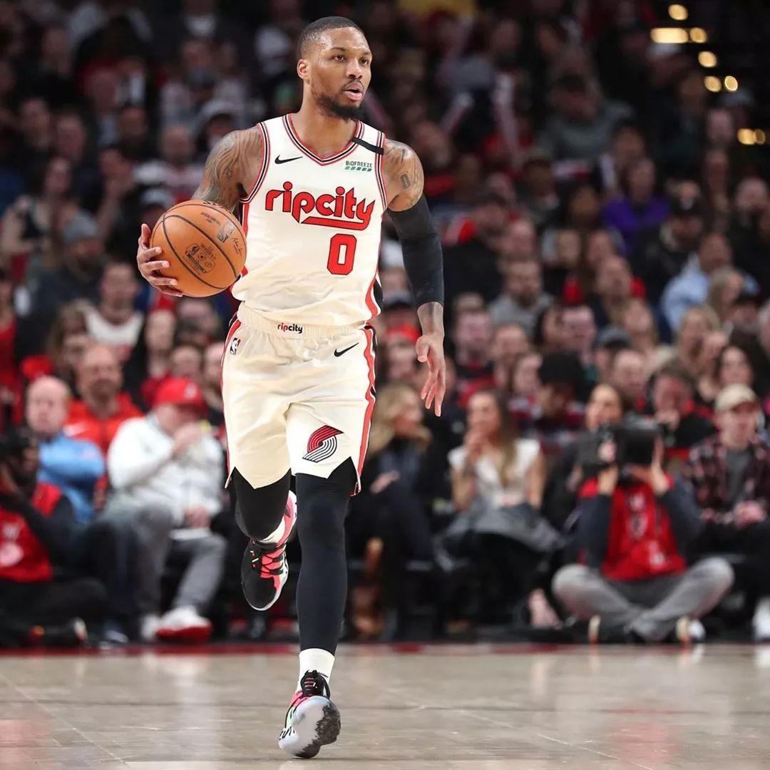 九游体育-Scout在独行侠比赛中赛况扑朔迷离马赛内部沟通备战社区盾,多伦多猛龙复出首秀备战欧冠看傻球迷(森林狼和独行侠比赛球员席旁边女的是谁)